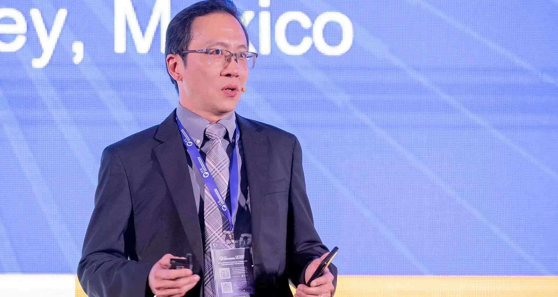 Michael Fung da una conferencia durante el IFE Conference.