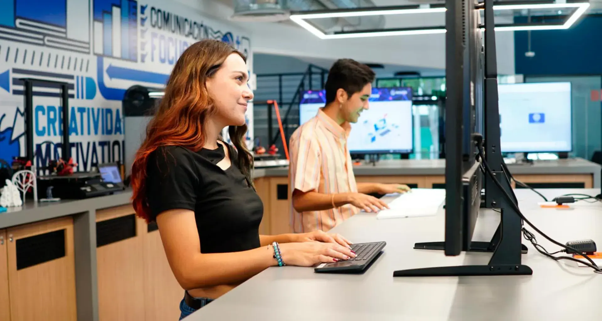 En el Tec de Monterrey campus Querétaro cuenta con Mostla, el laboratorio de tecnologías educativas emergentes que conecta a estudiantes y profesores con el futuro. 