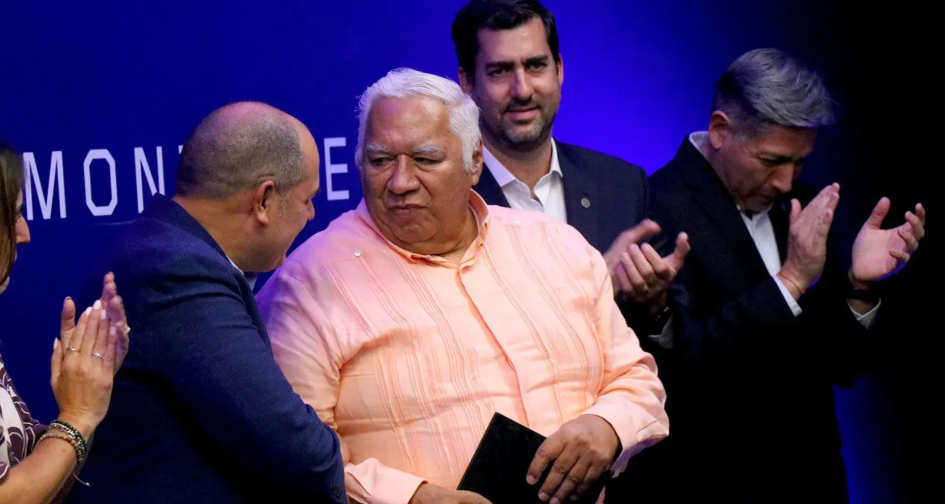 Profesor recibe reconocimiento por autoridades del Tec de Monterrey por su labor docente a lo largo de 50 años