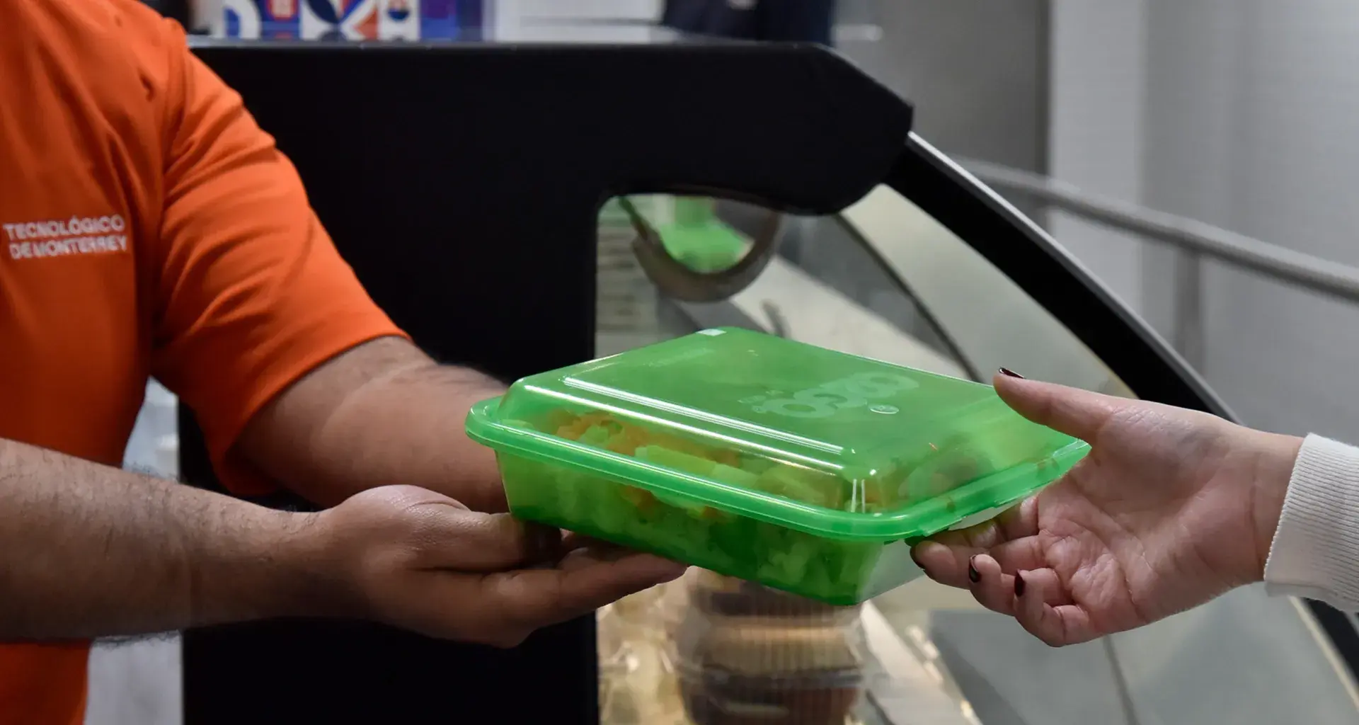 Comunidad Tec utiliza contenedores de plástico reutilizable para la comida