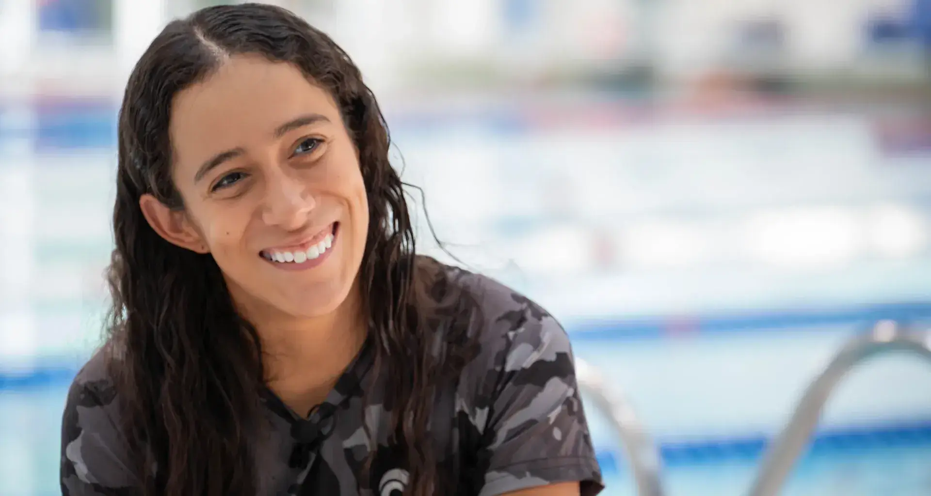 Atleta paralímpica de natación, Lorena Puente, en alberca del campus Monterrey