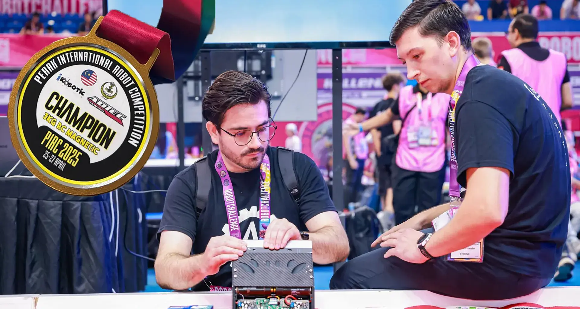 Alejandro Elías y Ernesto Aranda en la competencia Robot Challenge World 2025