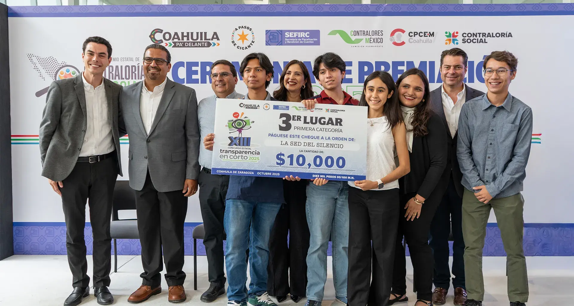 Estudiantes en la premiación de concurso estatal de cortometrajes