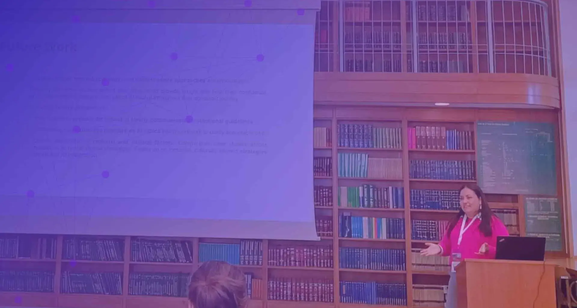 Zahira Cruz exponiendo sobre ia educativa en Hungría