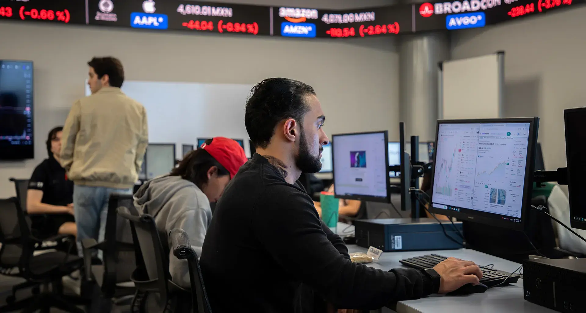 Estudiantes de negocios diseñan y operan estrategias de inversión y logística en los nuevos laboratorios del Tec de Monterrey campus Laguna