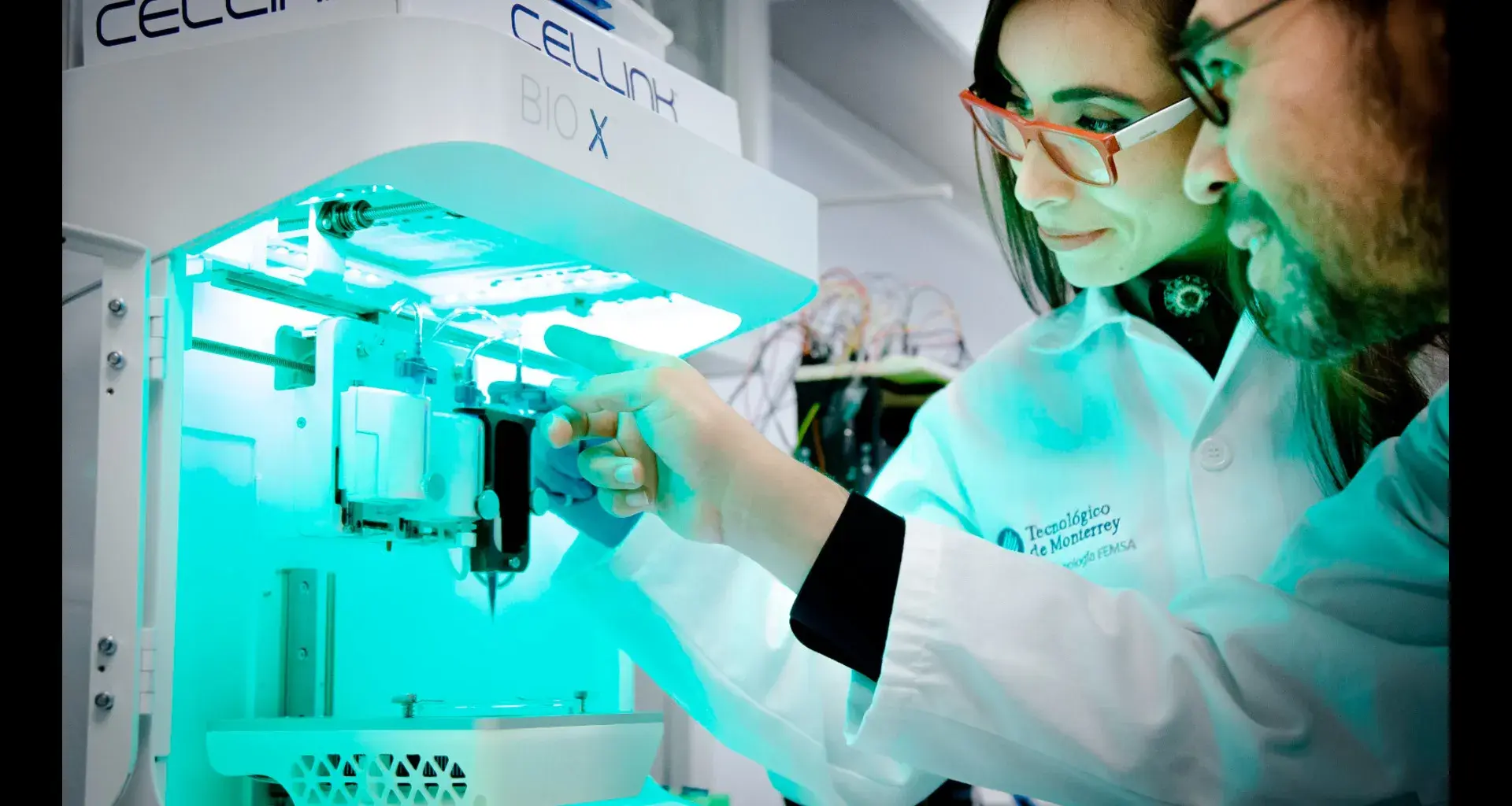 Trujillo y Alvarez con dispositivo de laboratorio