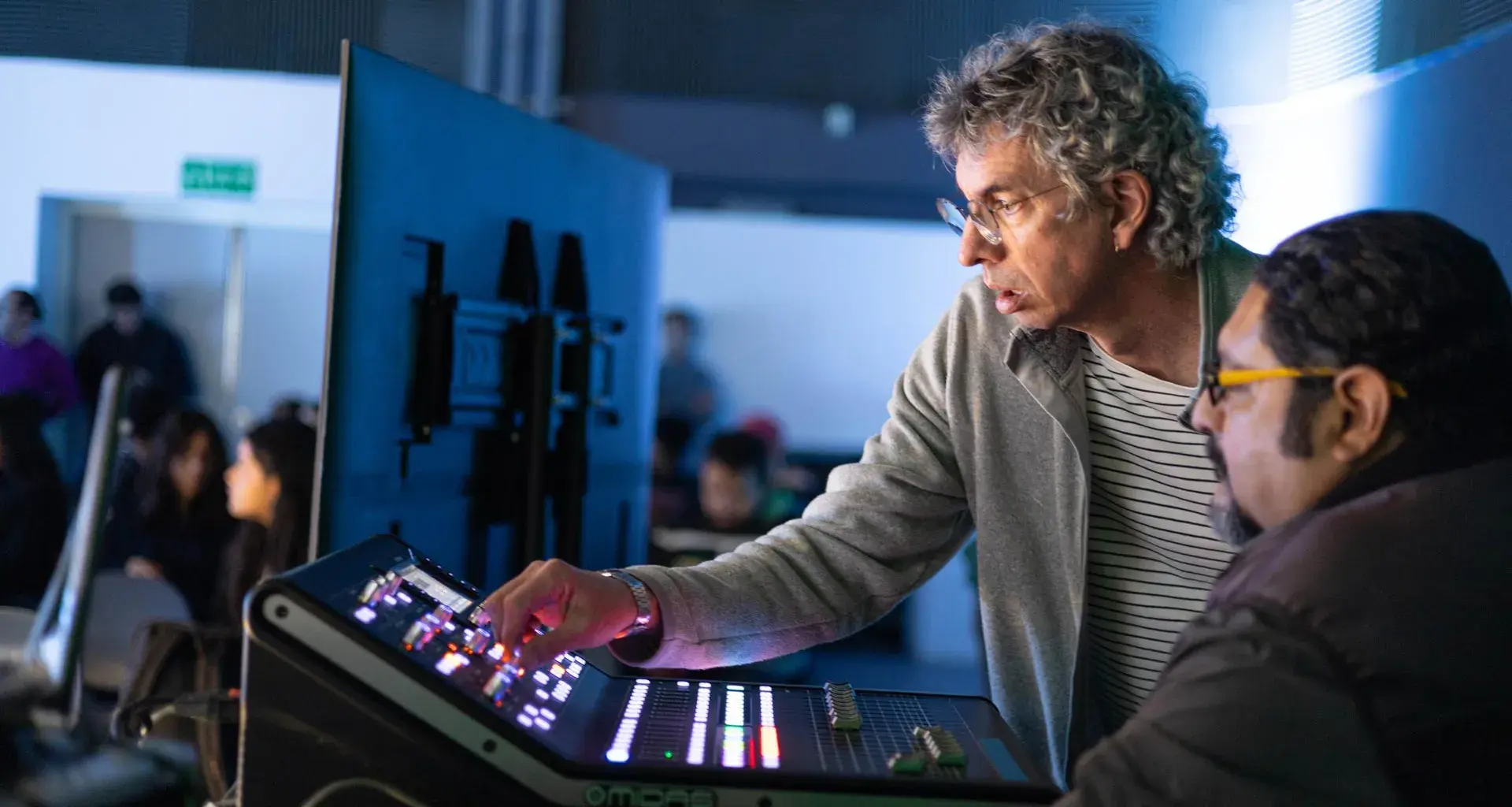 El productor Darío Peñaloza y ganador de dos Latin Grammys comparte tendencias de la industria musical antes estudiantes del Tec campus Querétaro. 