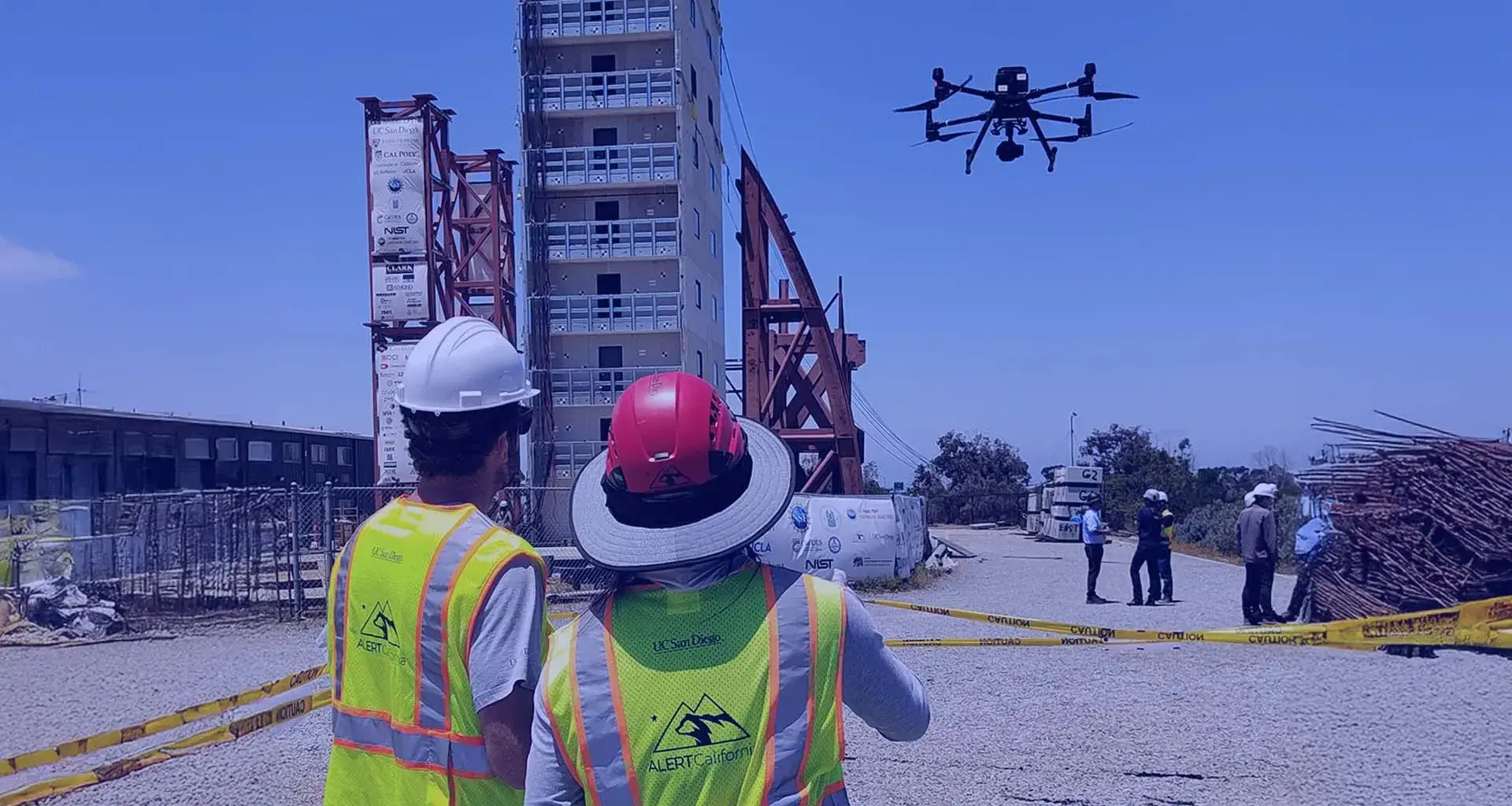 Abraham Romo volando un dron