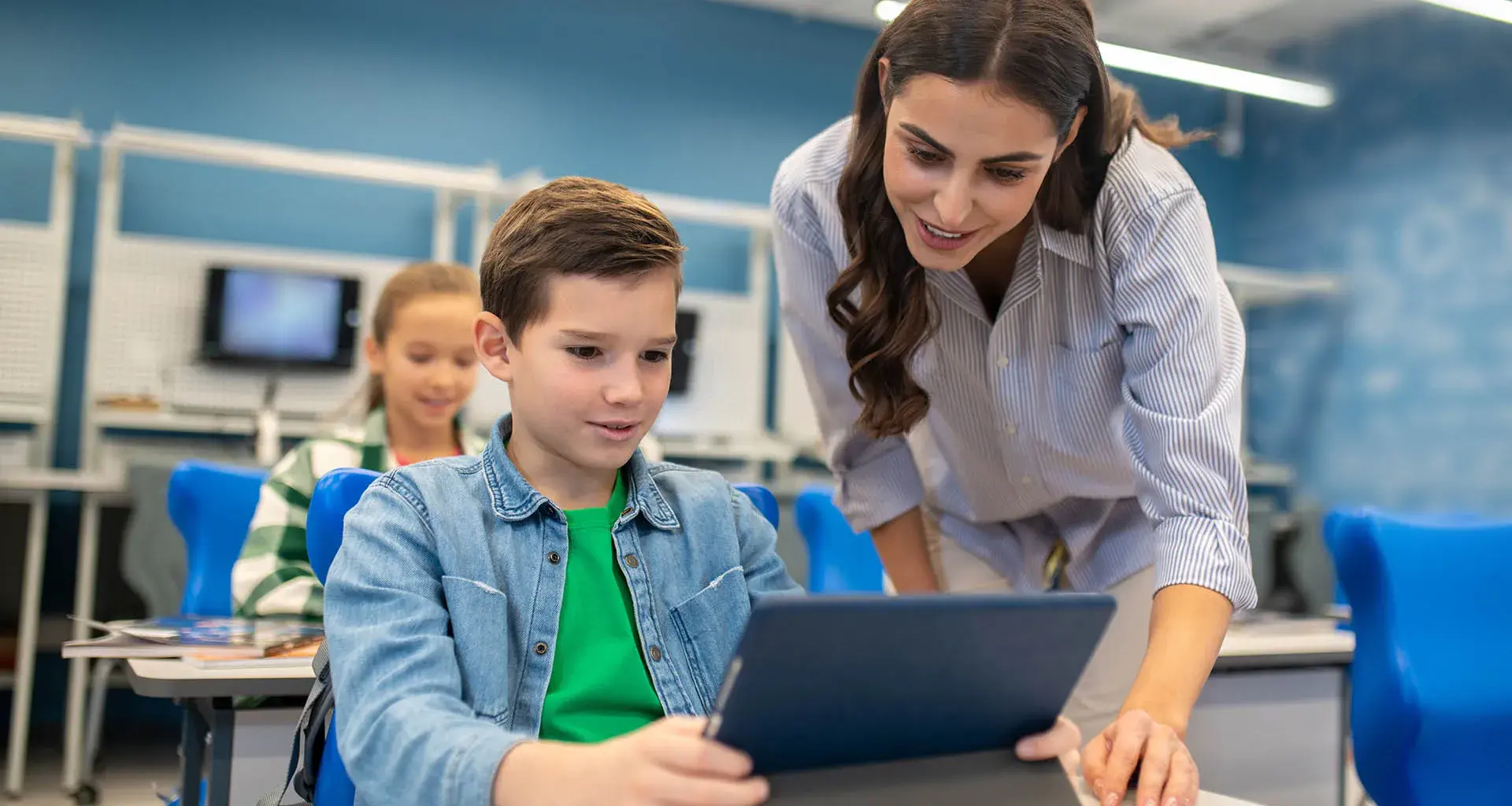 Invita a implementar la IA en la educación