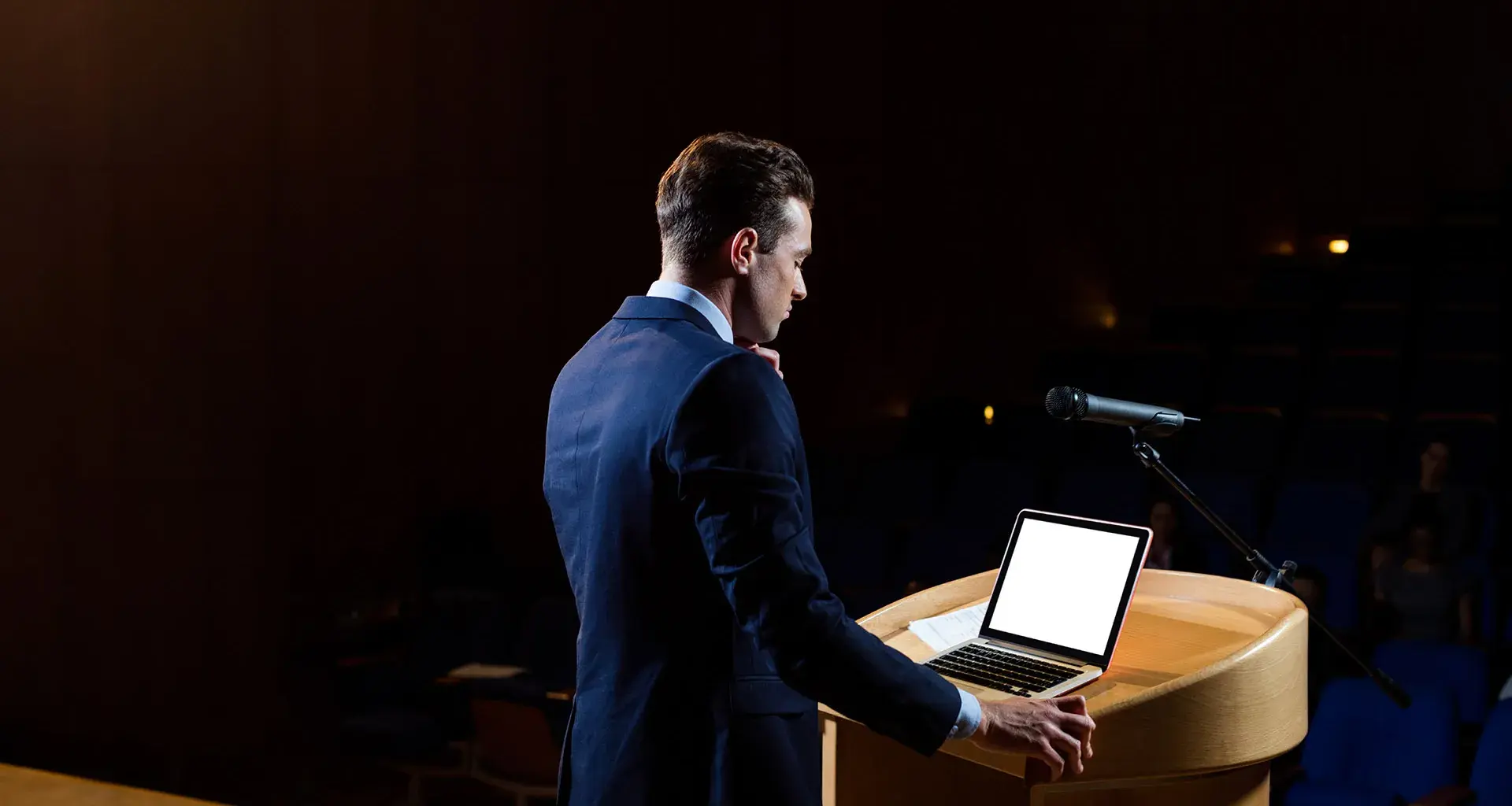Aportan profesores con investigación a libro sobre erosión democrática