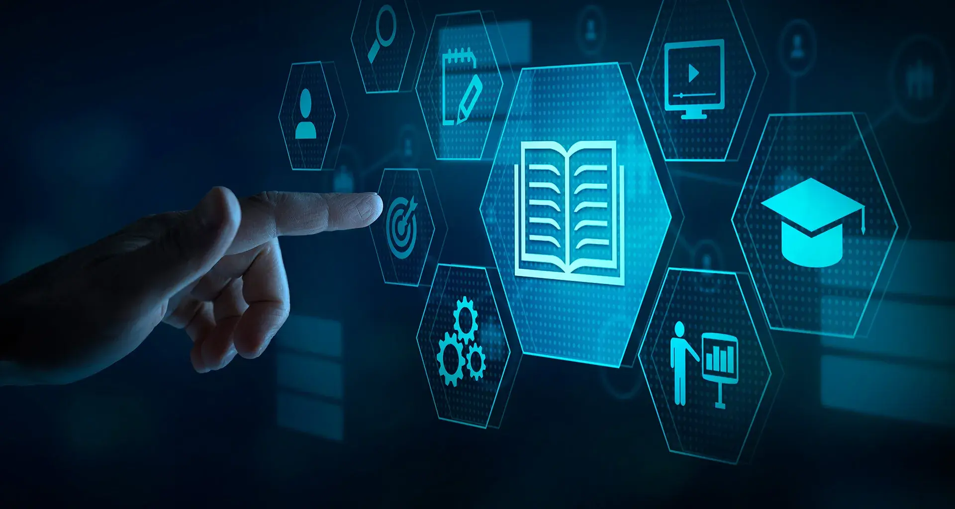 Una mano se acerca para seleccionar contenido educativo digital en una pantalla