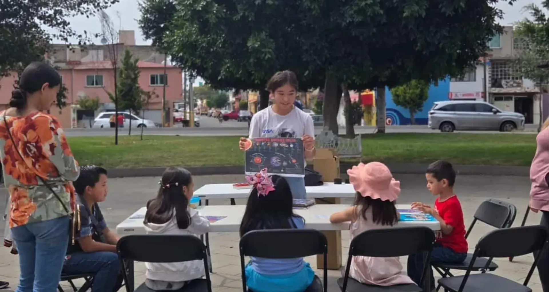 Danna Ximena Sánchez imparte un taller presencial de ciencia a niñas y niños.