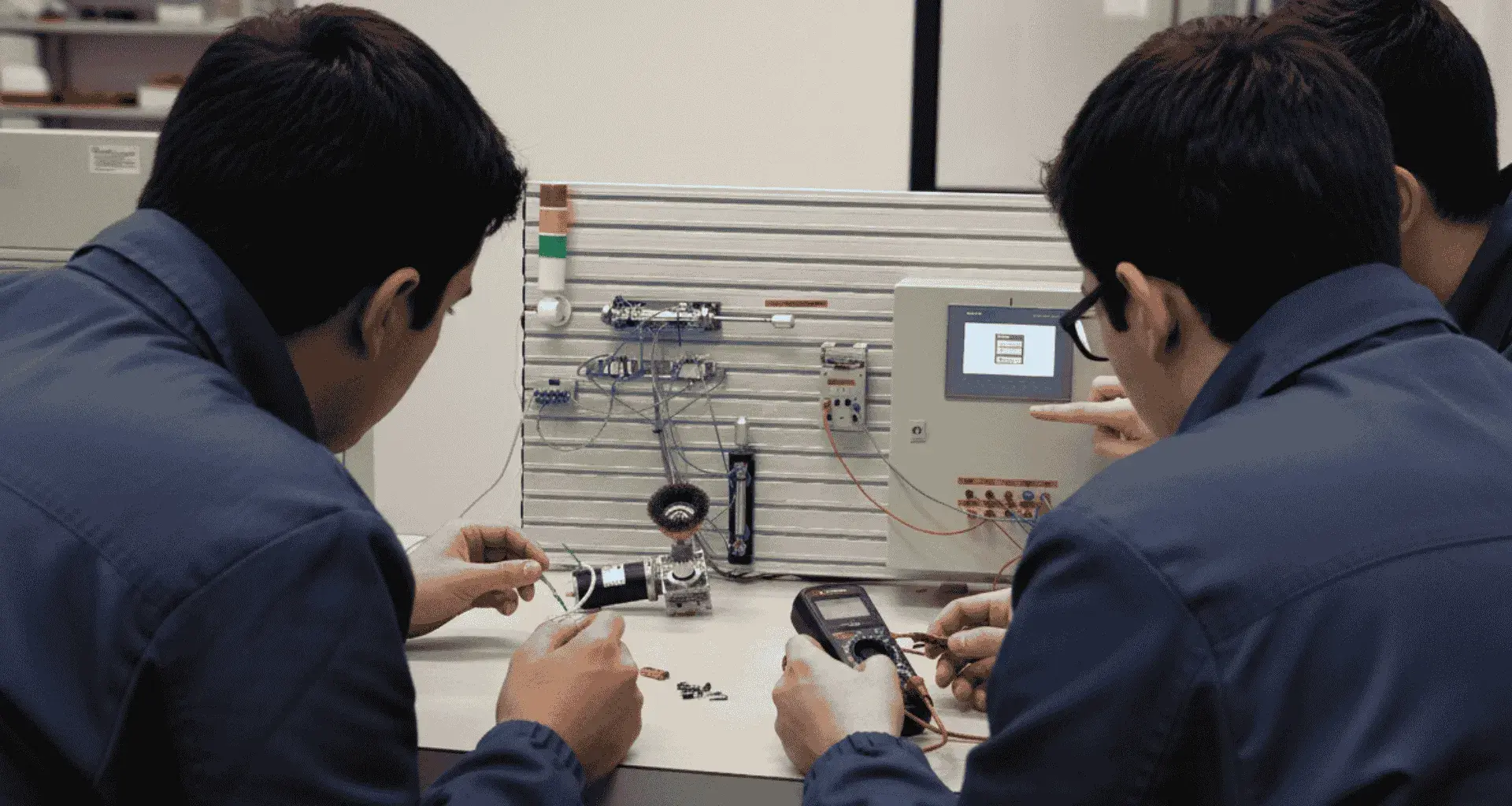 Estudiantes de Ingeniería Mecatrónica trabajando en el proyecto