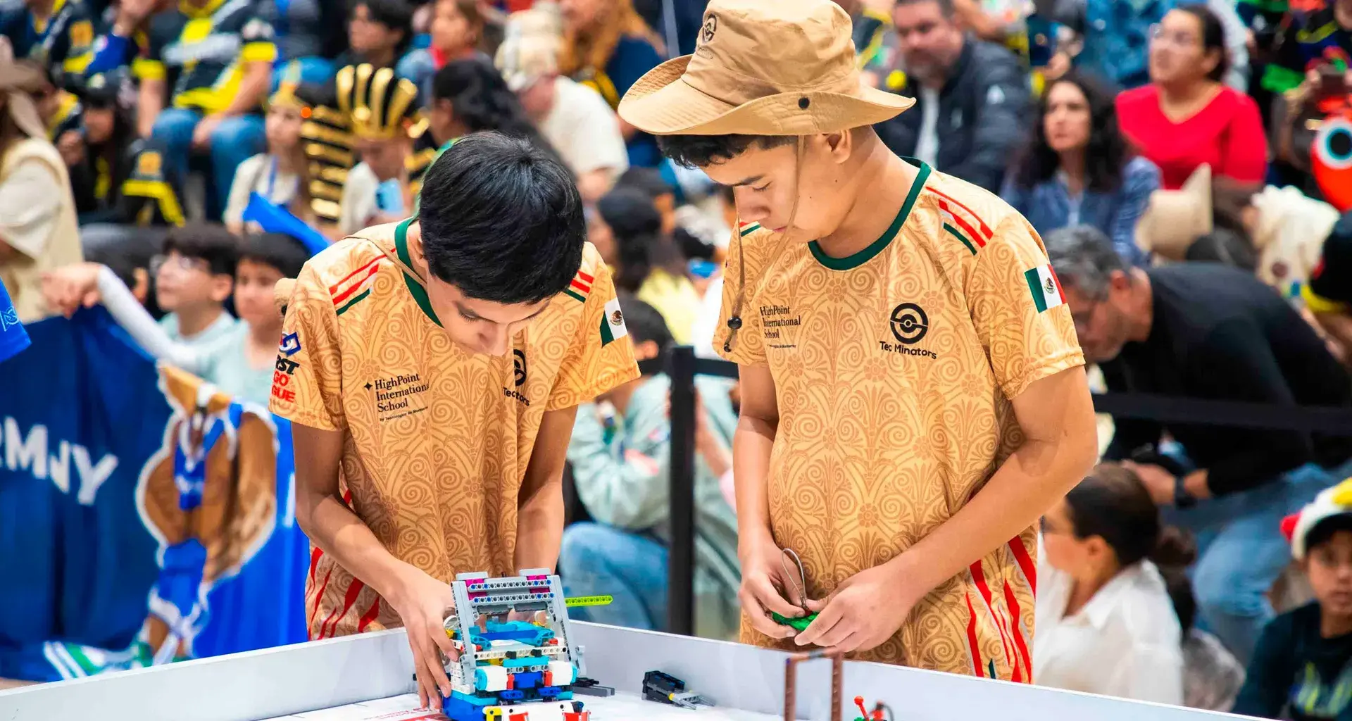 Niños participan en el juego del robot en FIRST LEGO League en PrepaTec Laguna