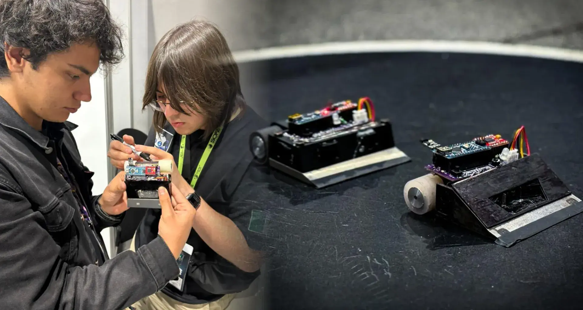 Integrantes de Creatronics MX compiten con su robot sumo en el Robotic People Fest en Bogotá, Colombia.