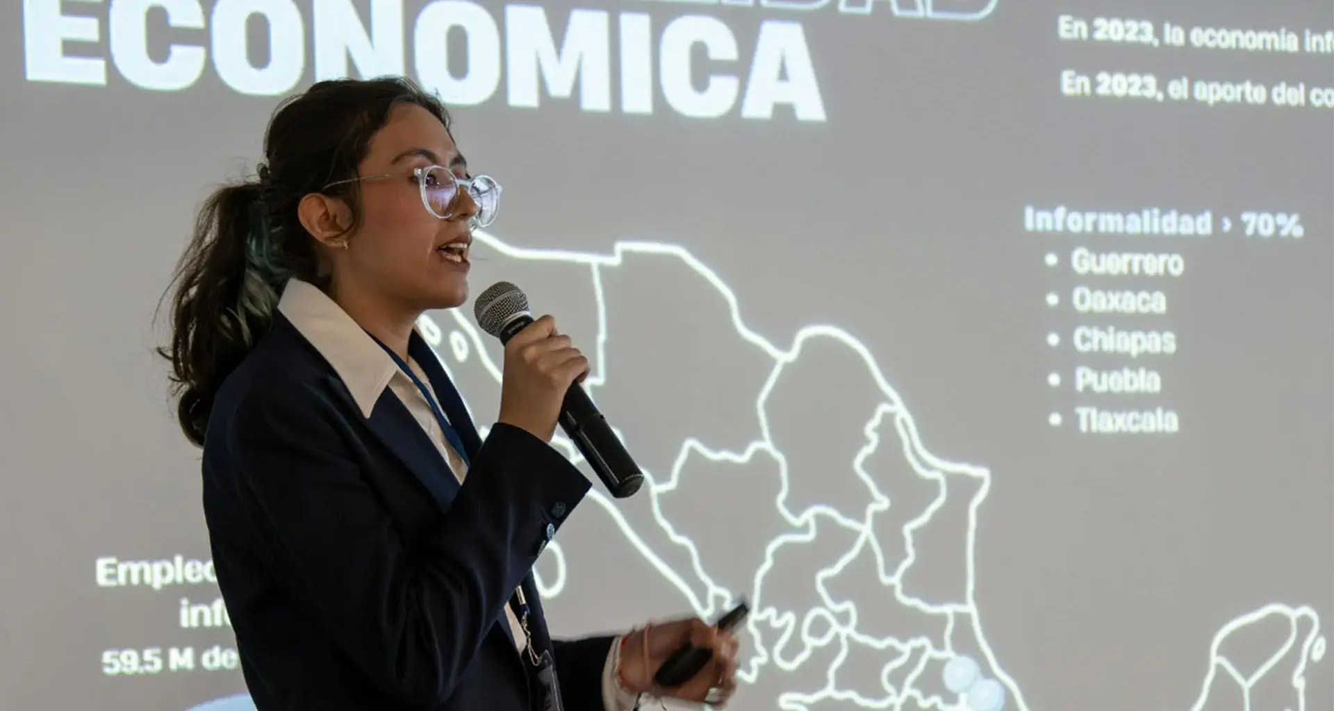 Estudiantes de los campus del Tec en la Ciudad de México participaron en el Datatón INEGI-ANTAD 2025, obteniendo segundo lugar y mención honorífica.