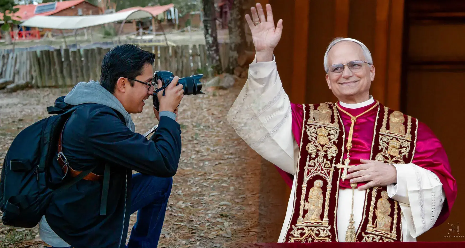A la izquierda, Jesús Huerta tomando fotografías; a la derecha, el Papa León XIV