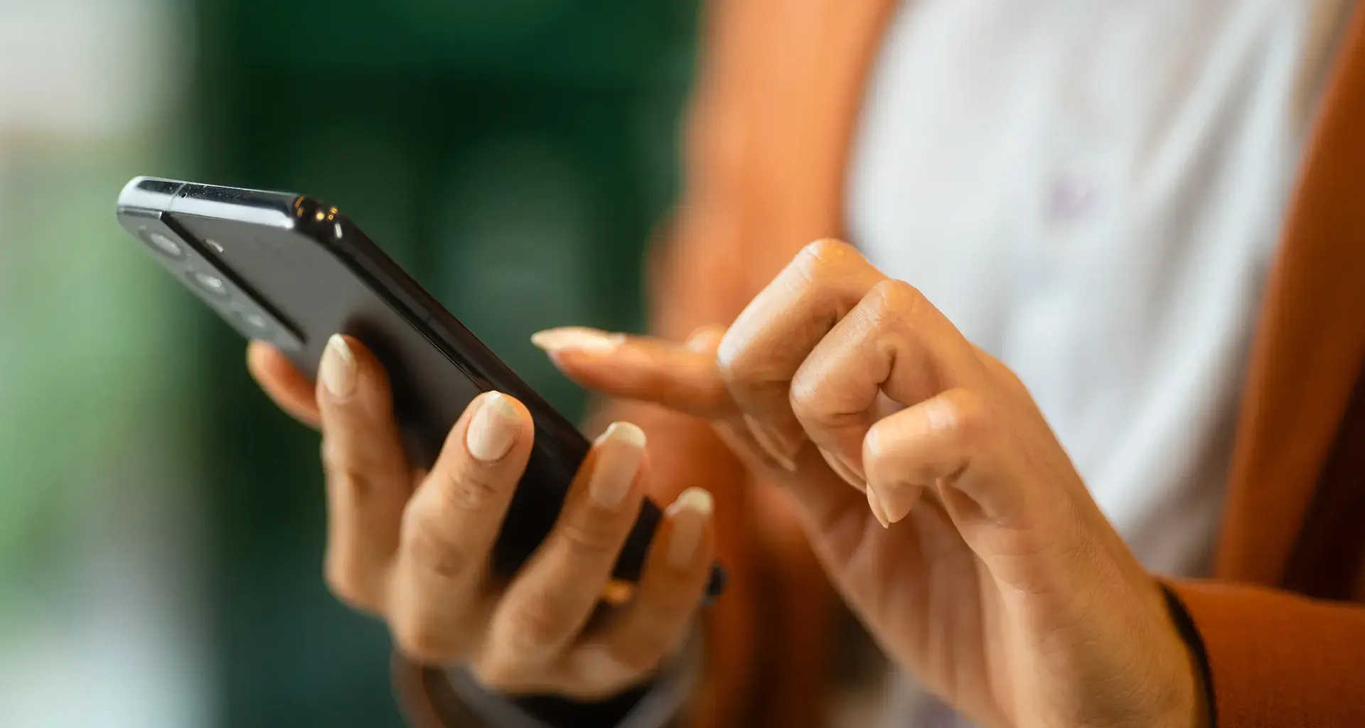 Mujer usando un celular