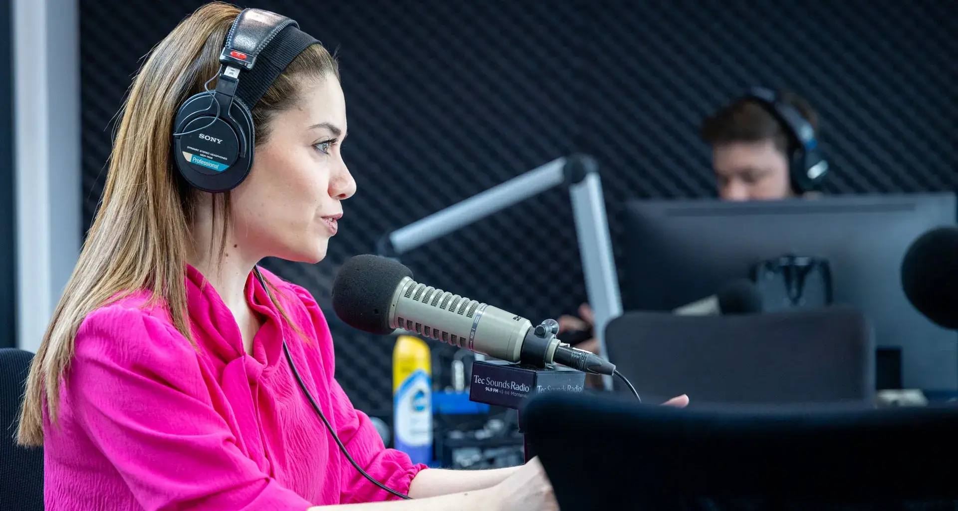 Sandra Canales al micrófono de Tec Sounds Radio 94.9 FM Monterrey dentro de la cabina de transmisión de Desde el Campus..