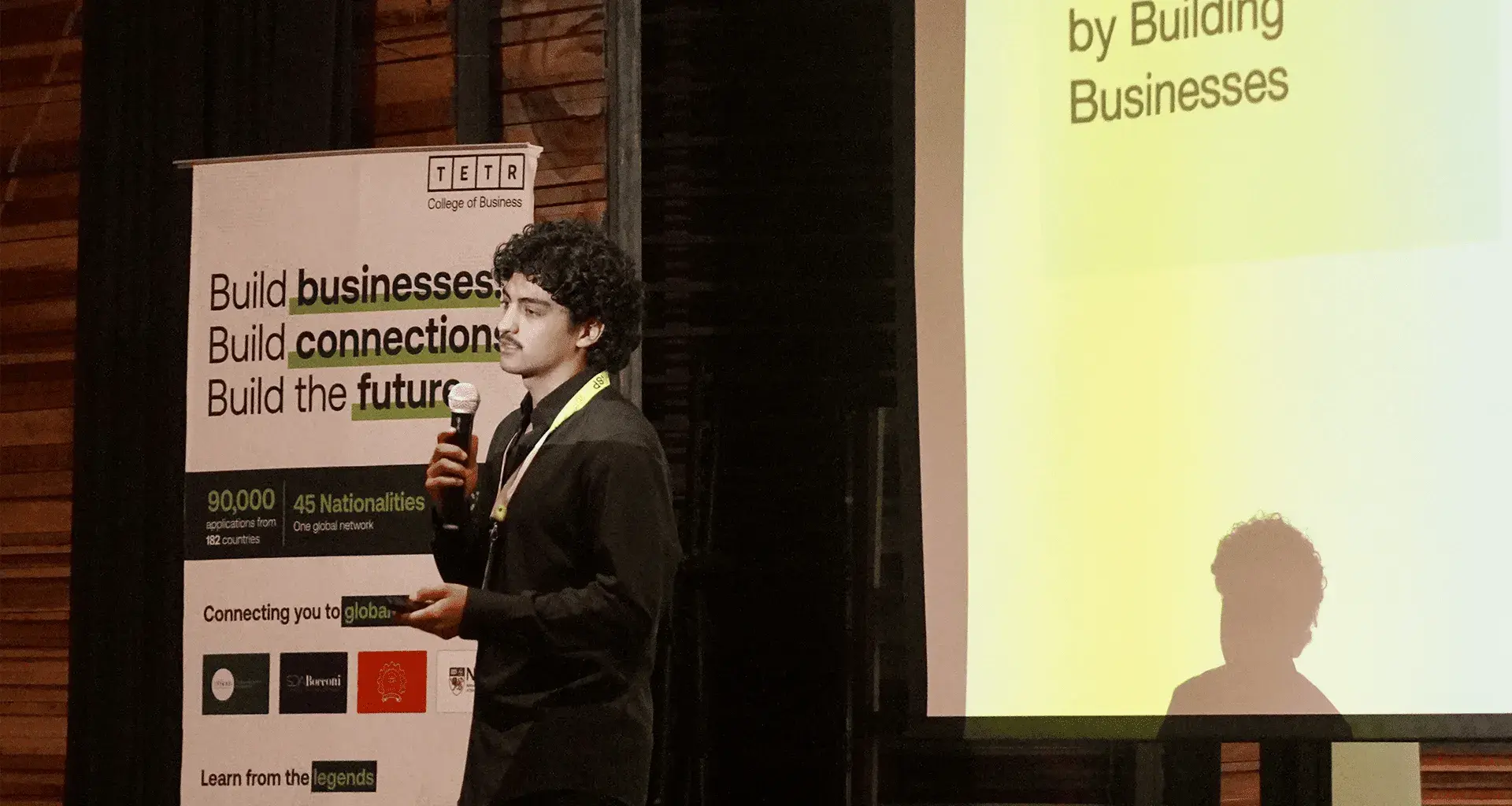 Santiago Rivera en exposición de uno de sus emprendimientos