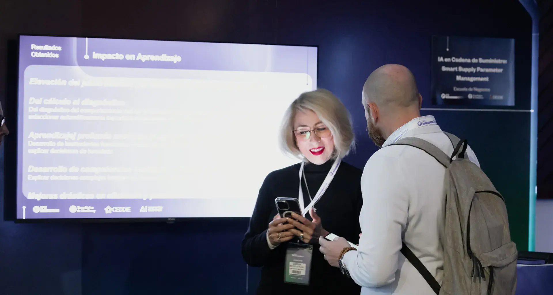 Profesora explica una aplicación de IA en la enseñanza