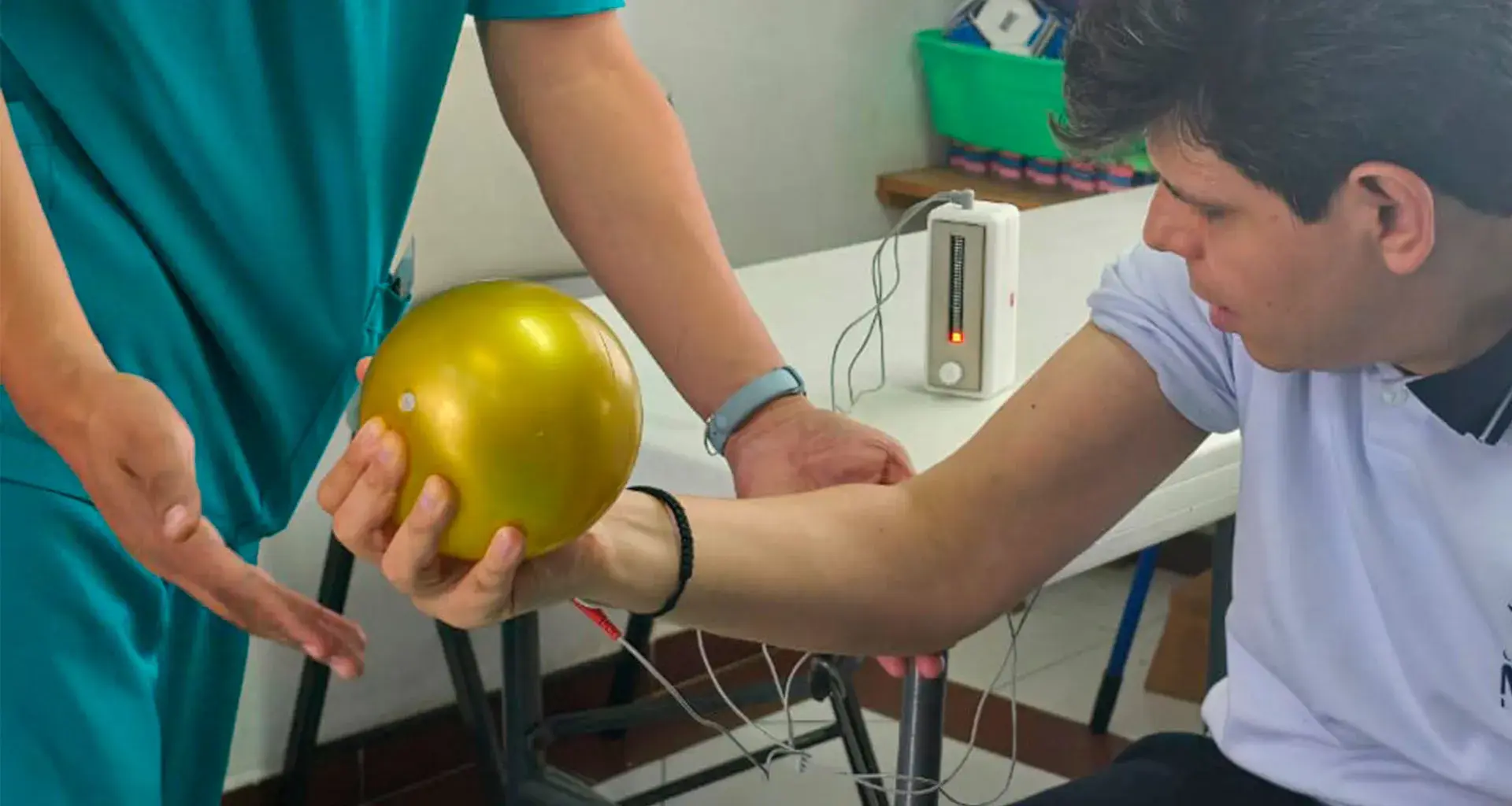 Alumnos de Ingeniería Mecatrónica del Tec en Estado de México crearon y donaron un dispositivo funcional como técnica terapéutica motriz no invasiva.