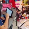 Niños y niñas interactúan con las tablets brindadas a través del programa "Tablet Aprendo".