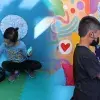 Niños utilizando los habitáculos sensoriales