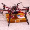 El dron Alexa sostiene una pizza.
