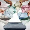 Imagen conceptual de votos sobre una urna, con un símbolo de justicia