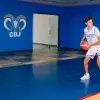 Alumno PrepaTec practicando basquetbol en gimnasio del Tec Ciudad Juárez