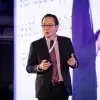 Michael J. L. Fung, director ejecutivo del Instituto para el Futuro de la Educación (IFE) del Tec de Monterrey, en el escenario hablando de como la inteligencia artificial (IA) generó una disrupción en la enseñanza
