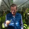Eric Hágsater en el herbario de la Asociación Mexicana de Orquídeas, donde estudia y conserva especies de orquídeas.