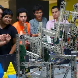 Equipo de VEX manejando a su robot.