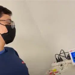 pedro-moreno-manipulando-un-osiloscopio