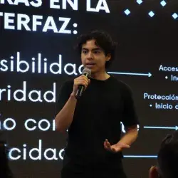 Integrante del equipo ganador del reto industrial exponiendo su proyecto