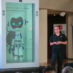 Holograma Tecbot en AI Day