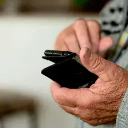 Adulto mayor combate el rezago digital utilizando teléfono inteligente