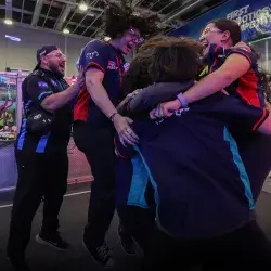 Equipo salta y se abaraza en un momento de celebración. 