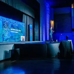 Agustín Hernández Castro, director general del Tec de Monterrey campus Laguna presenta el Informe Anual 2024 en un escenario