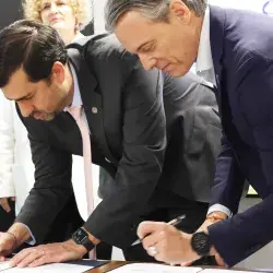 Tec y agencia de ONU para refugiados renuevan alianza de colaboración. Firma Juan Pablo Murra, rector del Tec, en rectoría del campus Monterrey