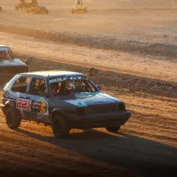 Carros corriendo sobre pista de arcilla. 