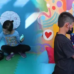 Niños utilizando los habitáculos sensoriales
