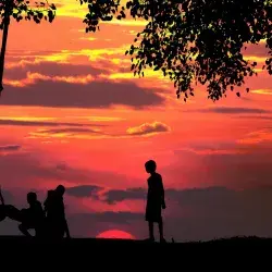 Niños jugando en el atardecer