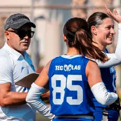 Coach de tochito bandera de Borregos Laguna da indicaciones a sus jugadores en partido