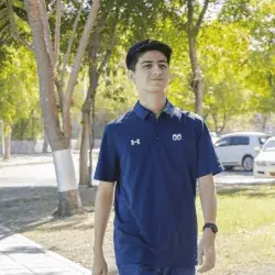 erick escamilla caminando en pasillo del tec