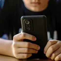 niño consulta redes sociales. adicción a las redes sociales.