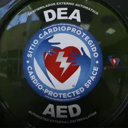 Vista cerrada de un desfibrilador instalado en una pared.