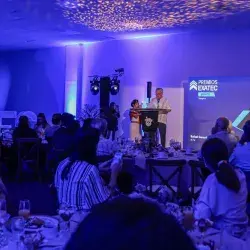 Tampiqueño Rafael González Acuña agradeciendo su premio al mérito EXATEC