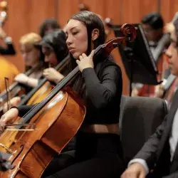 Alumna tocando cello en bellas artes